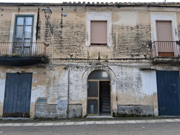 negozio in vendita a Salerno in zona Ogliara