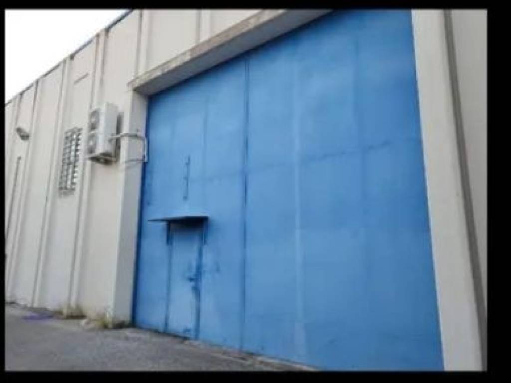 locale commerciale in vendita a Salerno in zona Zona Industriale