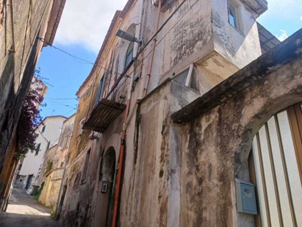 casa indipendente in vendita a Salerno in zona Centro Città