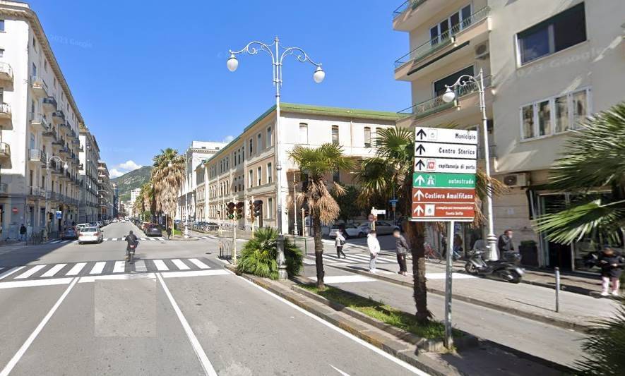 negozio in vendita a Salerno in zona Centro Città