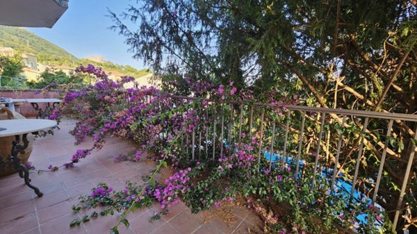 casa indipendente in vendita a Salerno in zona Centro Città