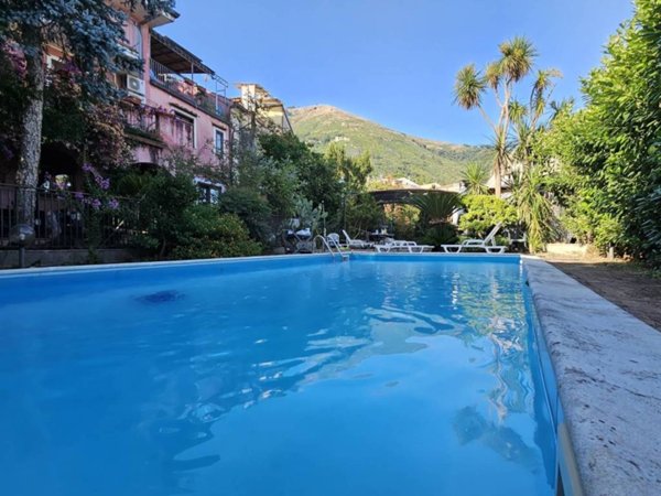 casa indipendente in vendita a Salerno in zona Centro Città