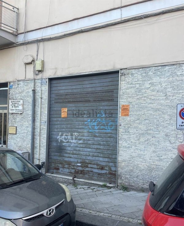locale commerciale in vendita a Salerno in zona Centro Città