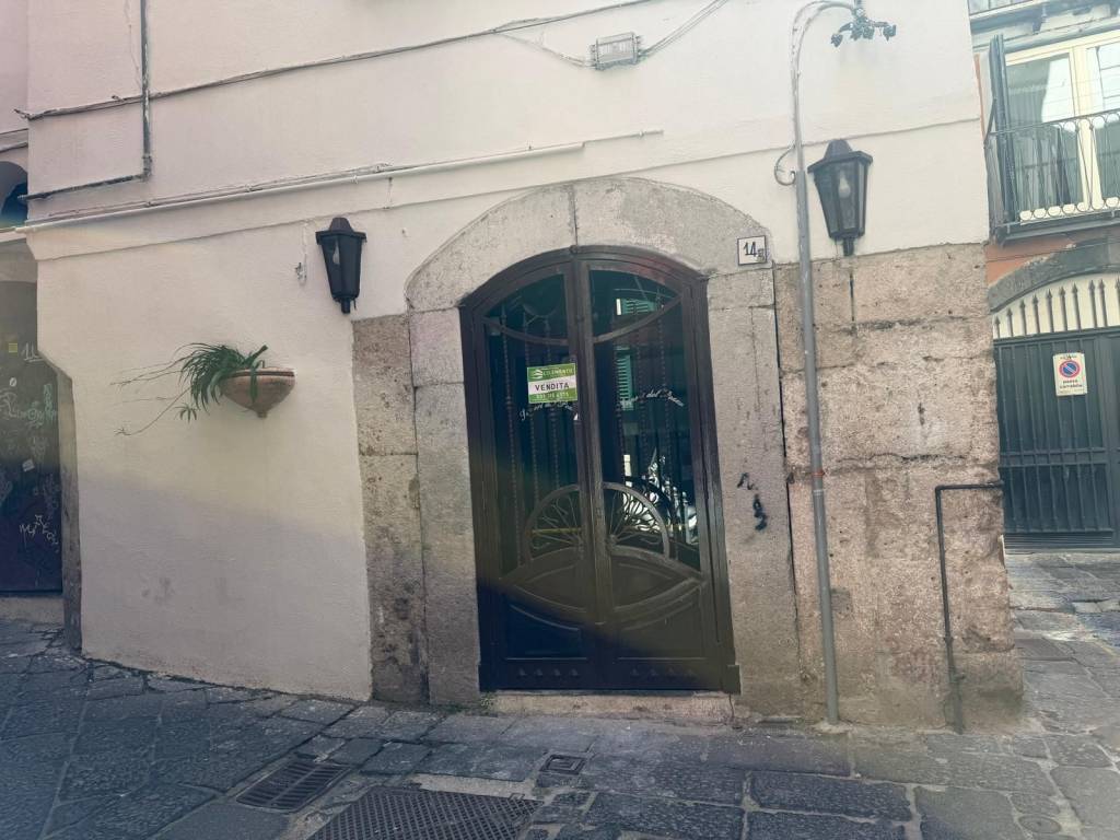 negozio in vendita a Salerno in zona Centro Città