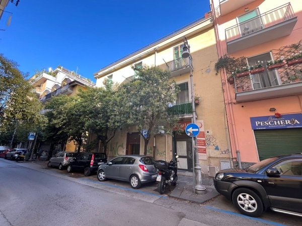 locale commerciale in vendita a Salerno