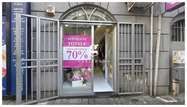 negozio in vendita a Salerno in zona Centro Città