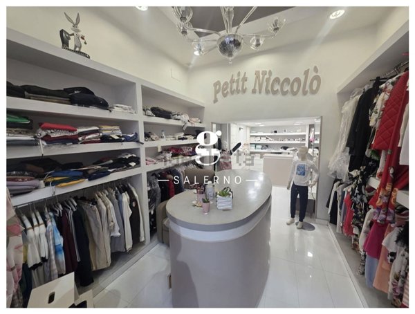 locale commerciale in vendita a Salerno in zona Centro Città