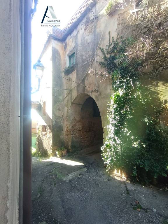 locale commerciale in vendita a Salerno in zona Piegolelle-San Bartolomeo