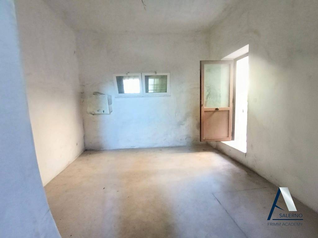 locale commerciale in vendita a Salerno in zona Piegolelle-San Bartolomeo
