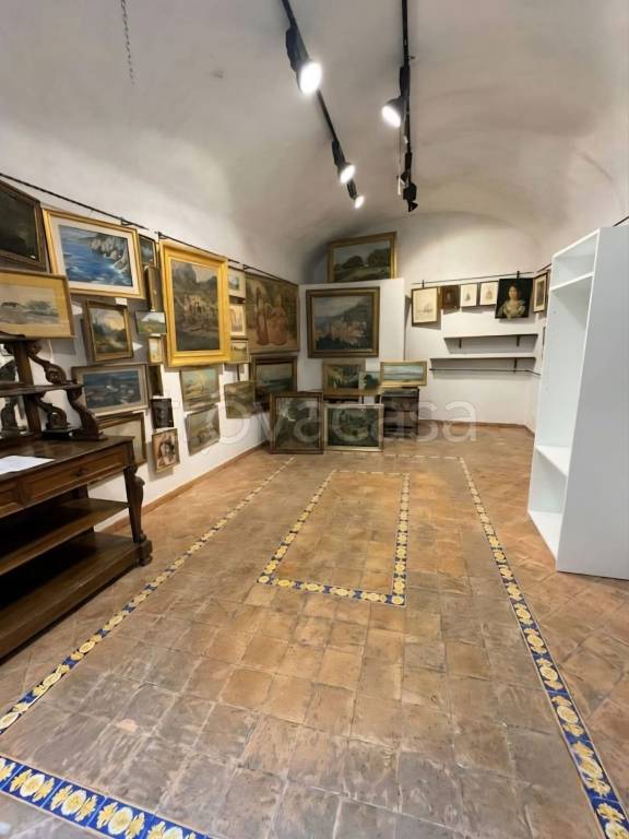 negozio in vendita a Salerno in zona Centro Città