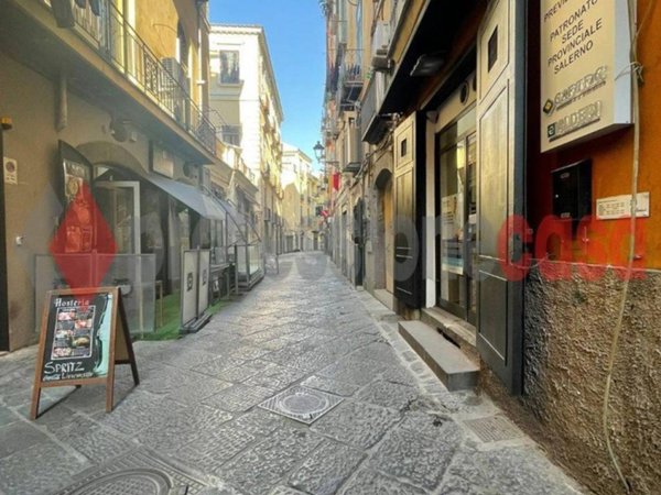 negozio in vendita a Salerno in zona Centro Città