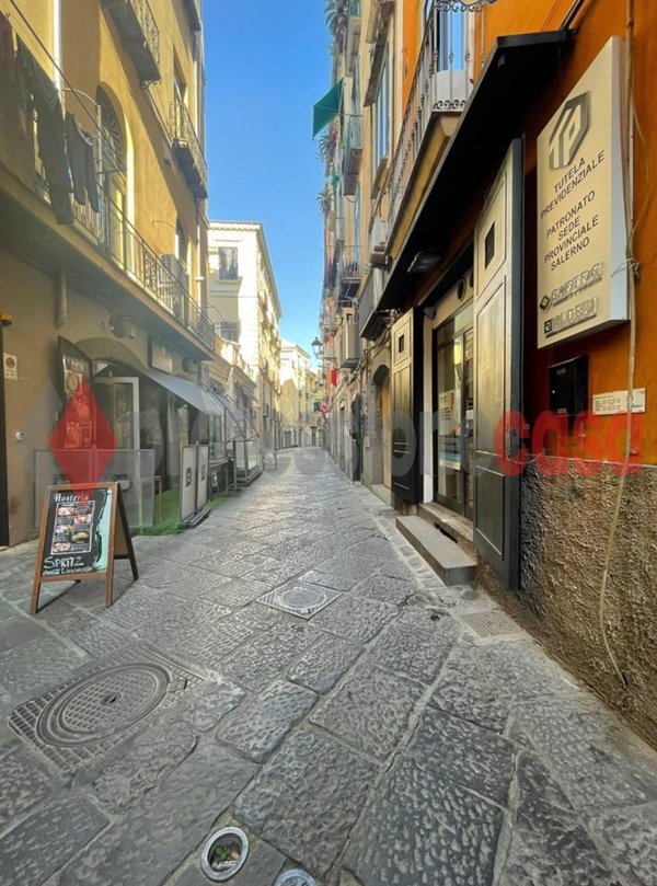 locale commerciale in vendita a Salerno in zona Centro Città