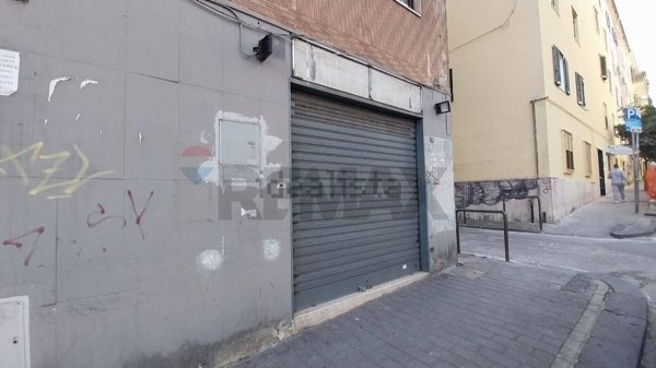 locale commerciale in vendita a Salerno in zona Centro Città