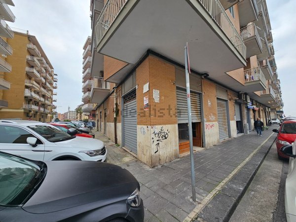 locale commerciale in vendita a Salerno in zona Torrione