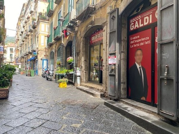 locale commerciale in vendita a Salerno in zona Centro Città