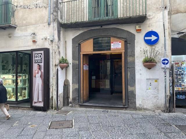 negozio in vendita a Salerno in zona Centro Città