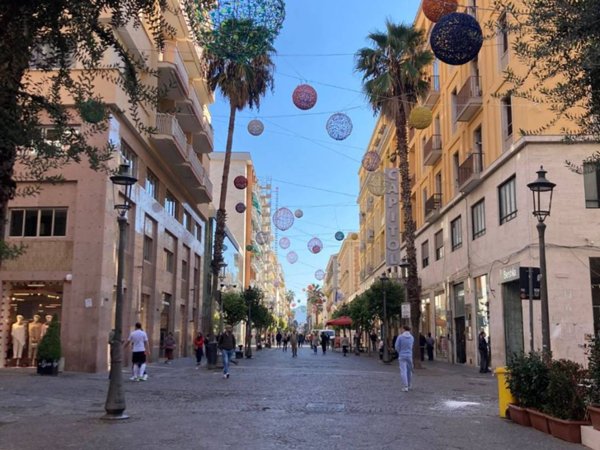 negozio in vendita a Salerno in zona Centro Città