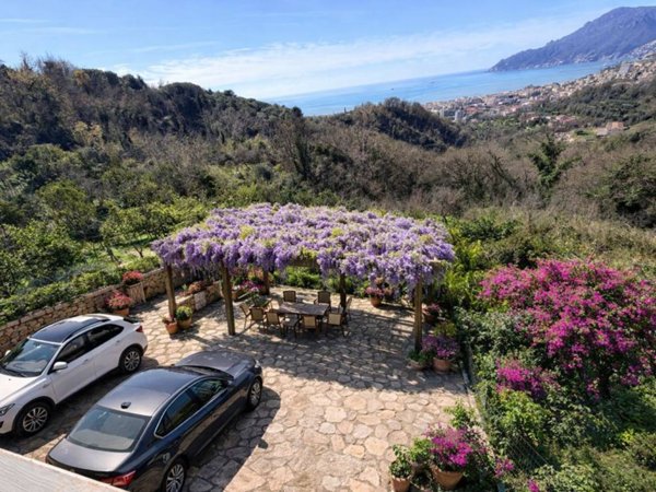 casa indipendente in vendita a Salerno in zona Pastena