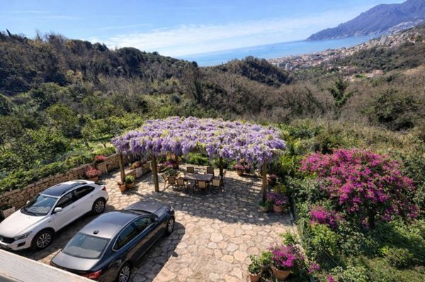 casa indipendente in vendita a Salerno in zona Pastena