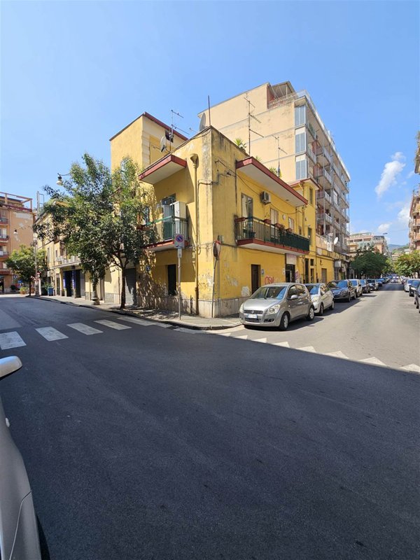 locale commerciale in vendita a Salerno in zona Torrione