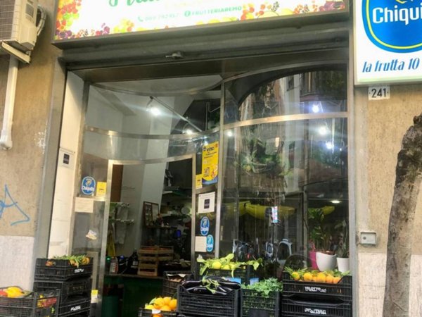 negozio in vendita a Salerno in zona Gelsi Rossi