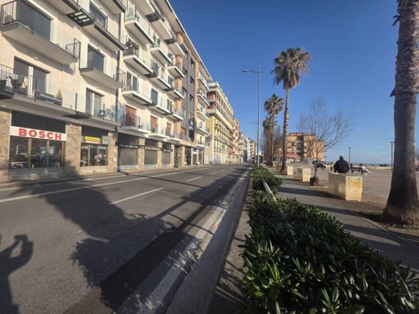 negozio in vendita a Salerno in zona Pastena