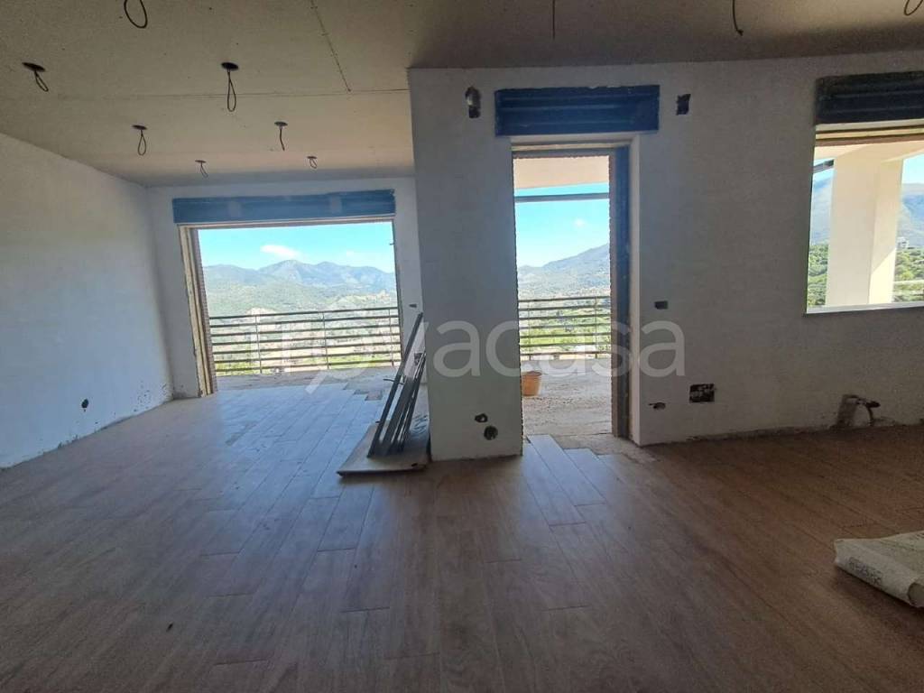 appartamento in vendita a Salerno in zona Brignano / Piezzo