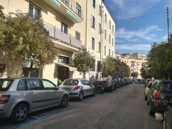 negozio in vendita a Salerno in zona Centro Città