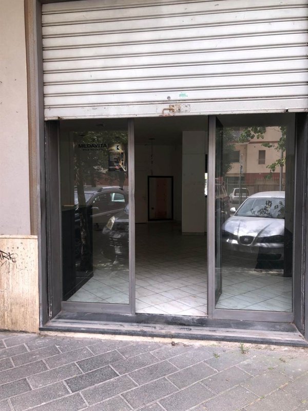 negozio in vendita a Salerno in zona Pastena