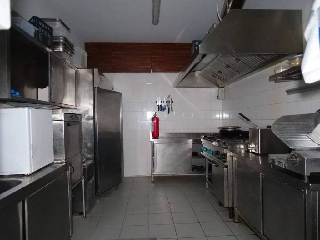 negozio in vendita a Salerno in zona Centro Città