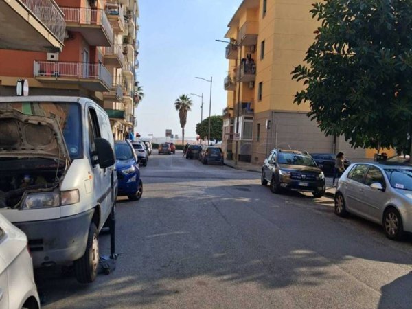 negozio in vendita a Salerno in zona Torrione