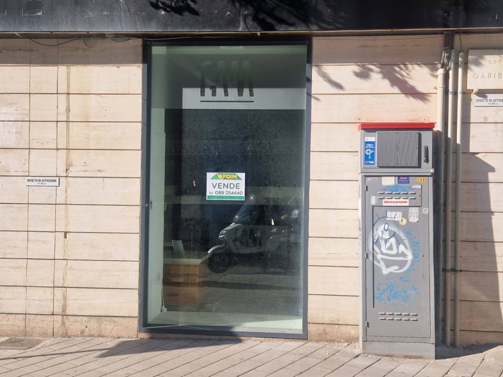 negozio in vendita a Salerno in zona Centro Città