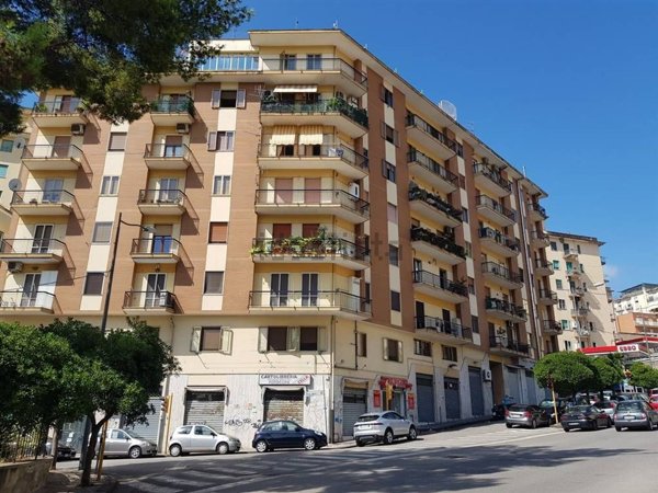 locale commerciale in vendita a Salerno