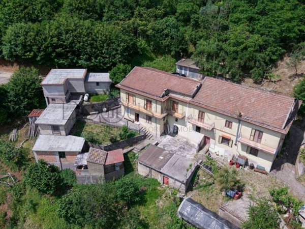 casa indipendente in vendita a Salerno in zona Centro Città