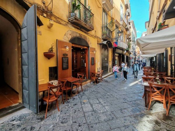 negozio in vendita a Salerno in zona Centro Città