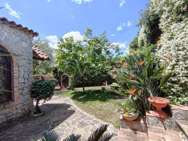 casa indipendente in vendita a Salerno in zona Ogliara