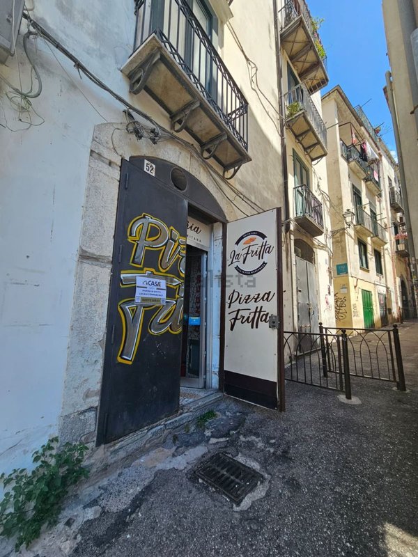 locale commerciale in vendita a Salerno in zona Centro Città