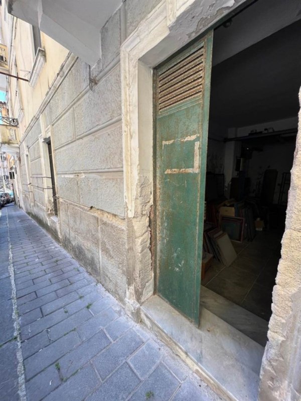 negozio in vendita a Salerno in zona Centro Città