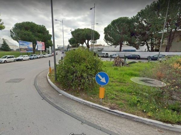 locale commerciale in vendita a Salerno in zona Zona Industriale