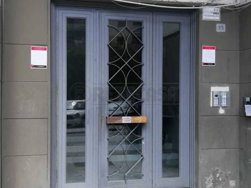 locale commerciale in vendita a Salerno in zona Torrione