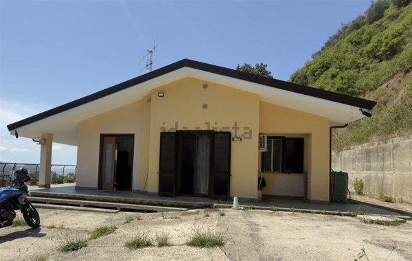 casa indipendente in vendita a Salerno in zona Centro Città