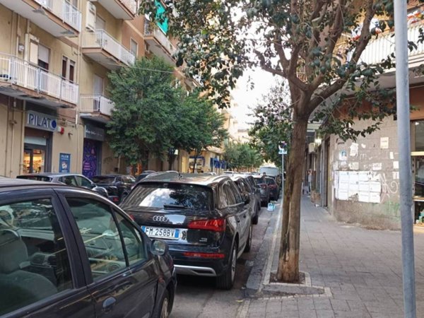 negozio in vendita a Salerno in zona Mercatello