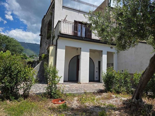 casa indipendente in vendita a Salerno in zona Brignano / Piezzo