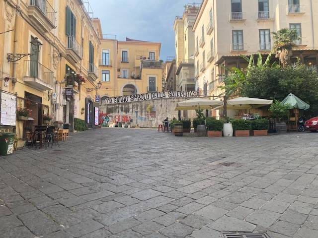 negozio in vendita a Salerno in zona Centro Città