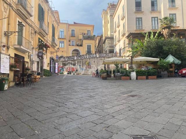 negozio in vendita a Salerno in zona Centro Città