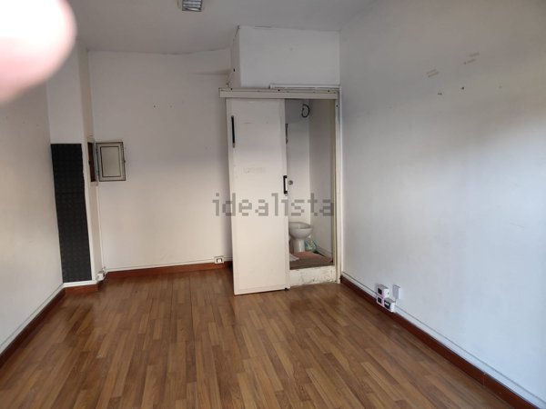locale commerciale in vendita a Salerno in zona Centro Città