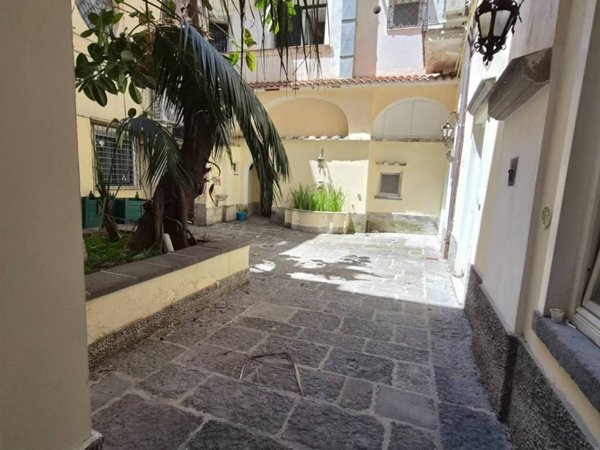 negozio in vendita a Salerno in zona Centro Città