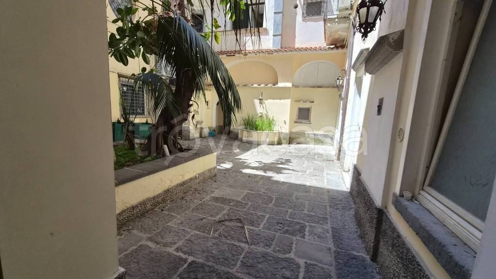 negozio in vendita a Salerno in zona Centro Città