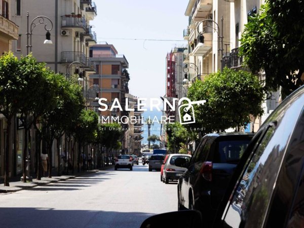 negozio in vendita a Salerno in zona Centro Città