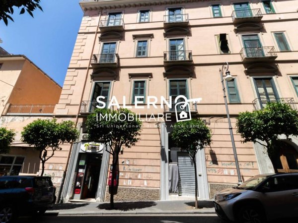 negozio in vendita a Salerno in zona Centro Città
